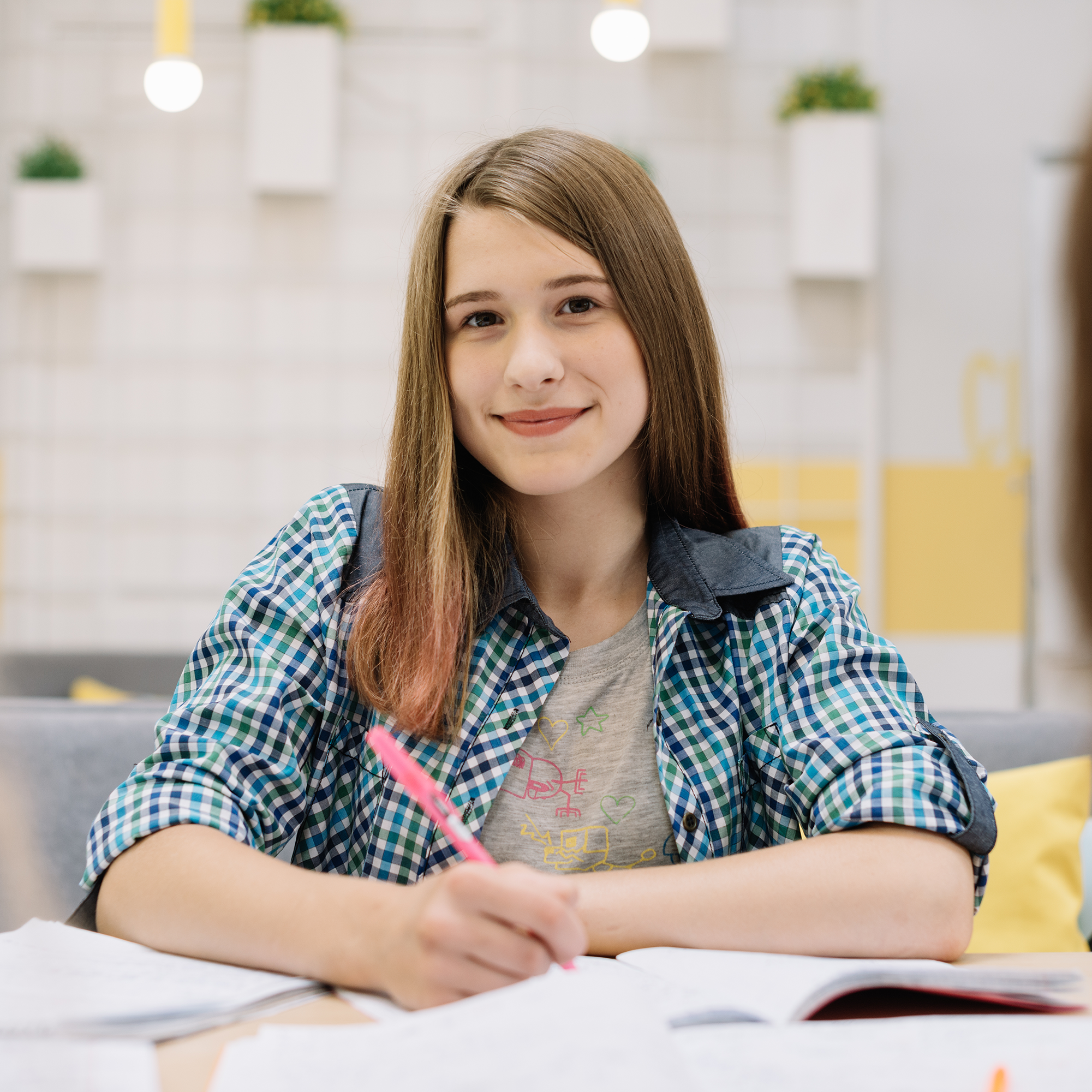 Обучающиеся девушка. Photo the girl is studying and smiling language Practice.